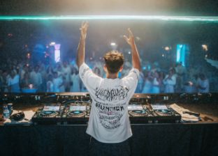 DJ vor einer Menschenmasse beim Konzert