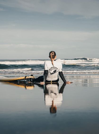 Person beim Surfen im Meer