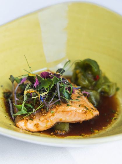 Schön angerichteter Gourmetteller mit Fisch