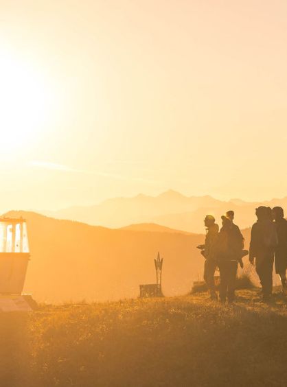 Wandergruppe betrachtet den Sonnenaufgang