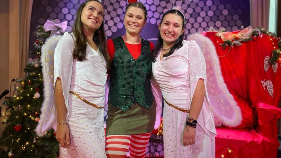 Frauen an Weihnachten als Engel verkleidet