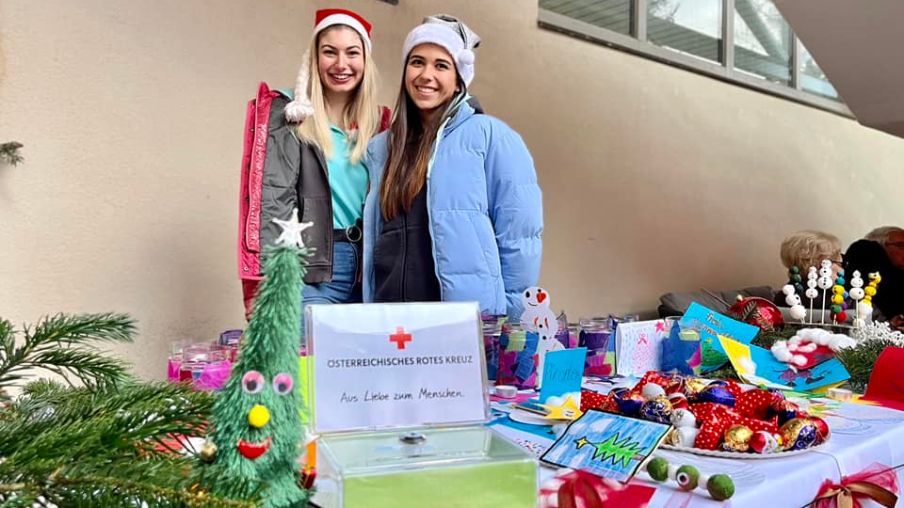 Frauen am Weihnachtsstand 