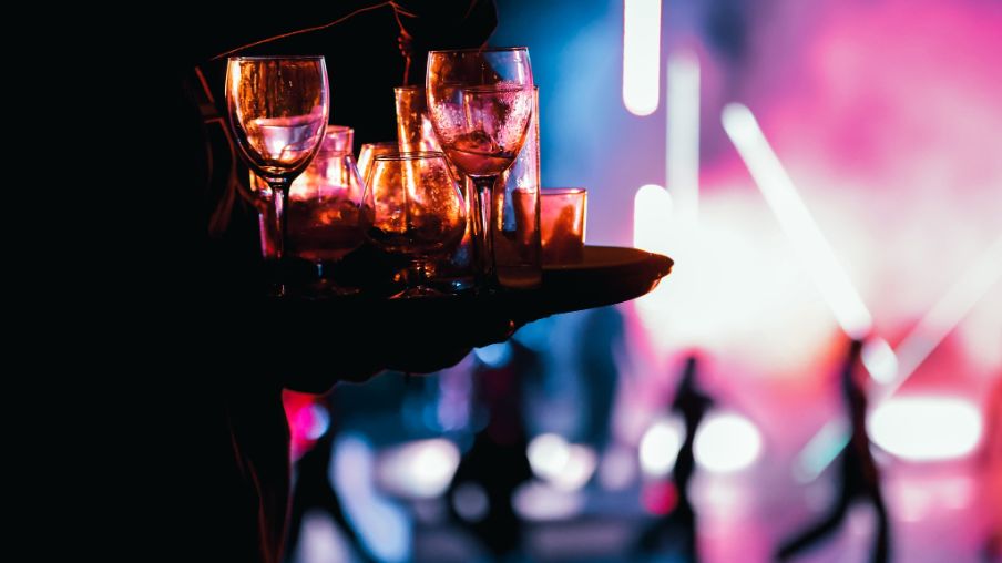 Drinks auf einem Tablett