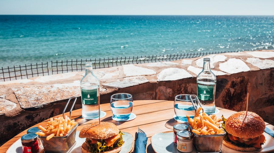 Las Gaviotas mit Essen mit Blick auf das Meer