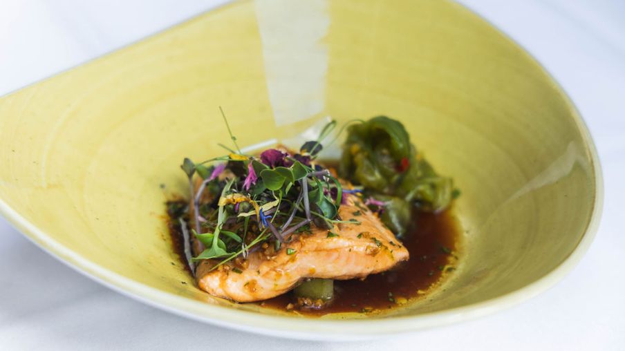Schön angerichteter Gourmetteller mit Fisch
