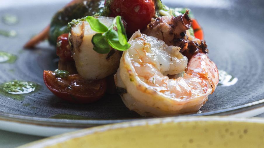 Schön angerichteter Gourmetteller mit Garnelen 
