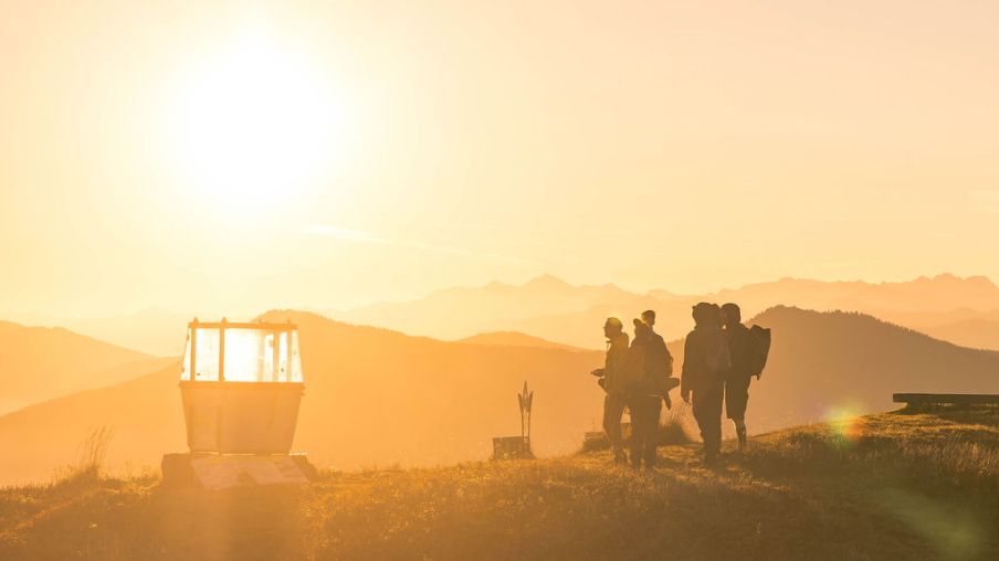 Wandergruppe betrachtet den Sonnenaufgang