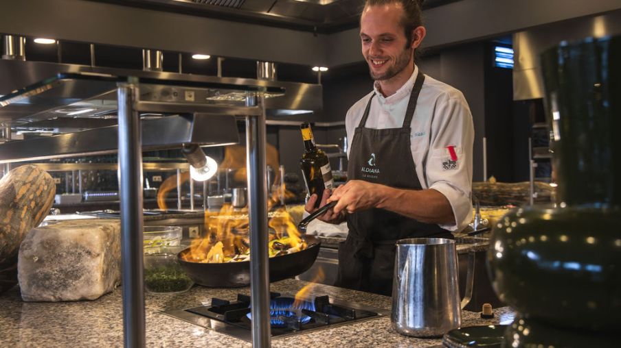 Koch am Buffet mit Flammen