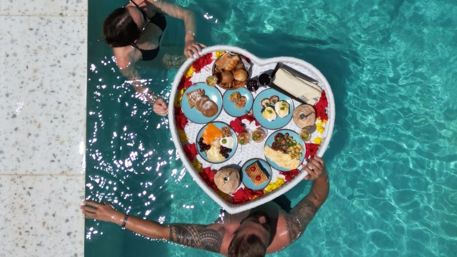 Pärchen beim Frühstück im Wasser