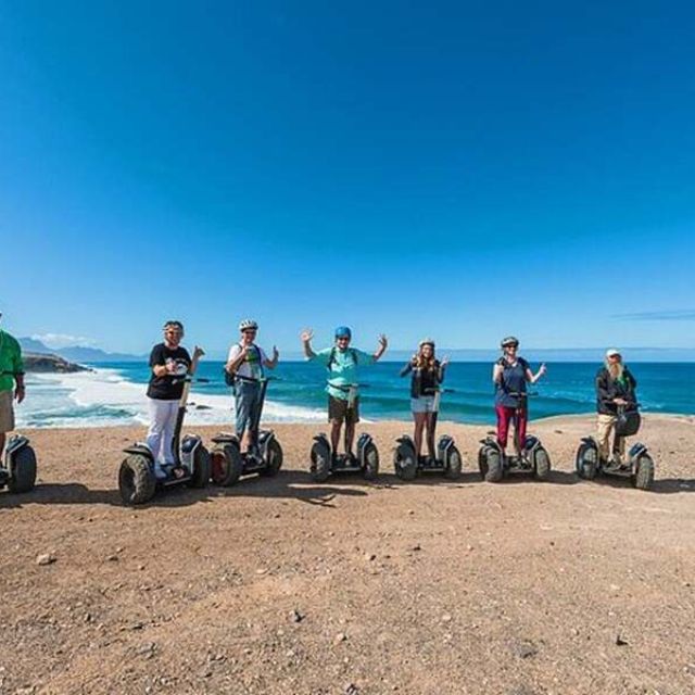 Menschen auf dem Segway im Hintergrund das Meer