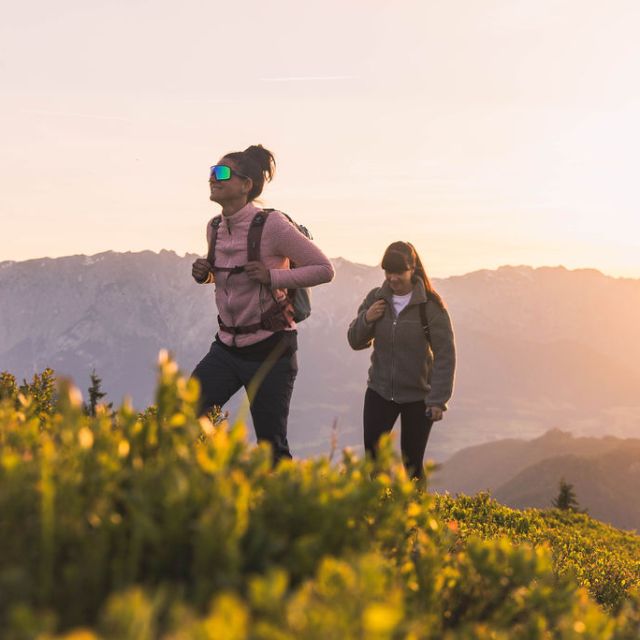 Zwei Frauen beim Sonnenaufgang gehen auf den Berg