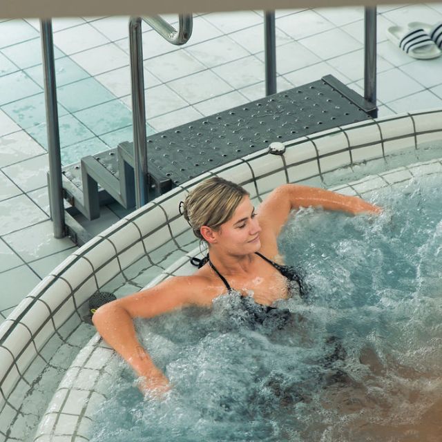 Frau entspannt im Whirlpool