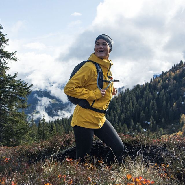 Frau beim Wandern im Herbst