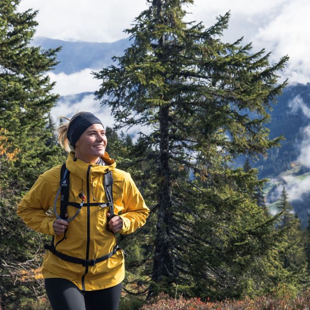 Frau beim Wandern im Herbst