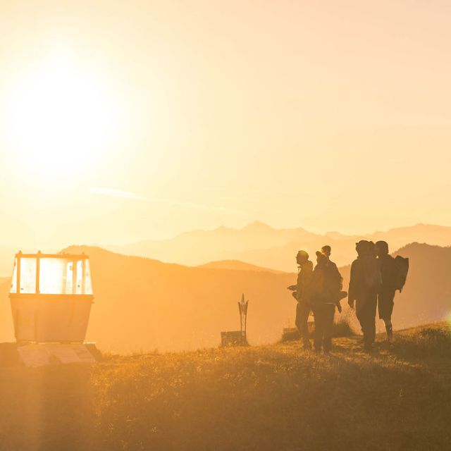 Wandergruppe betrachtet den Sonnenaufgang