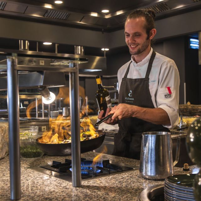 Koch am Buffet mit Flammen