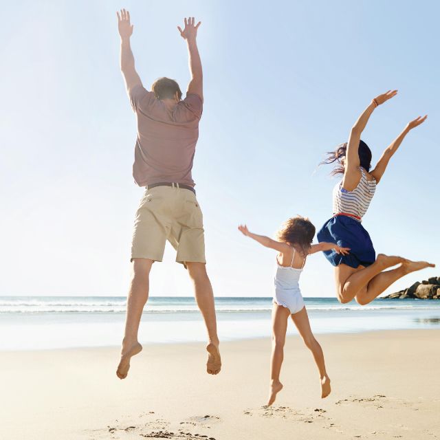 Hansemerkur: Familie macht Freudensprünge am Strand
