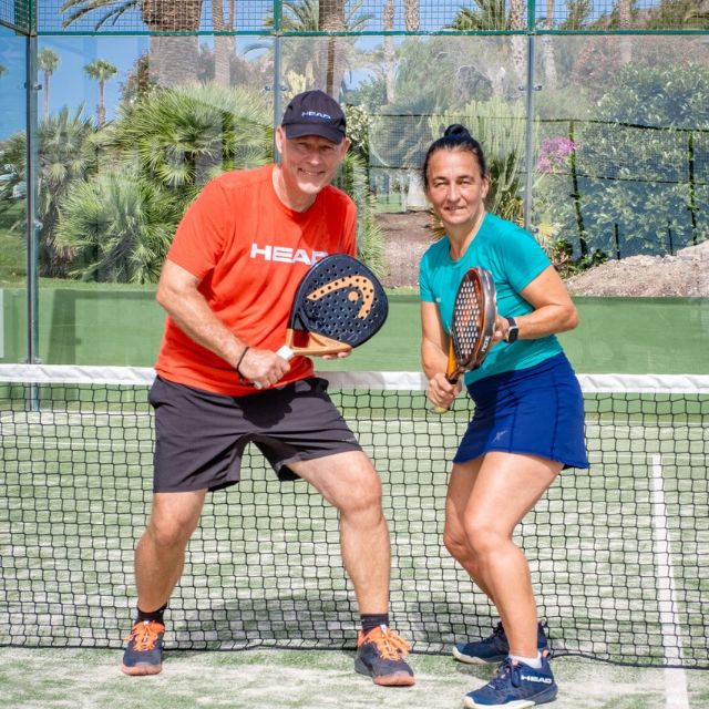 Zwei Personen schauen in die Kamera mit Padel Schläger
