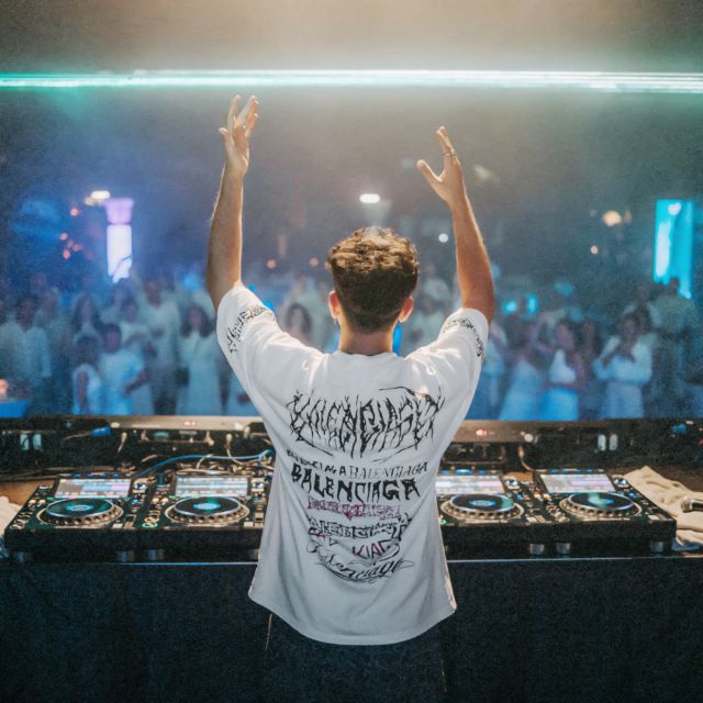 DJ vor einer Menschenmasse beim Konzert