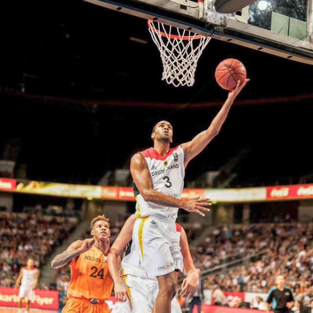 Basketballspieler der gerade einen Korb wirft