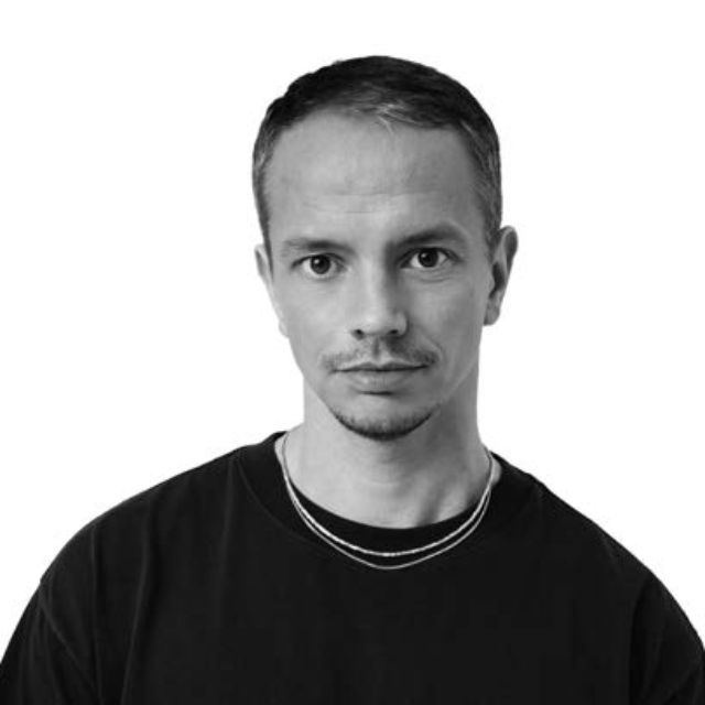 Mann schaut in die Kamera