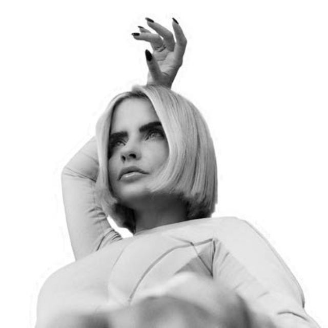 Frau macht eine Pose mit ihrer Hand über den Kopf