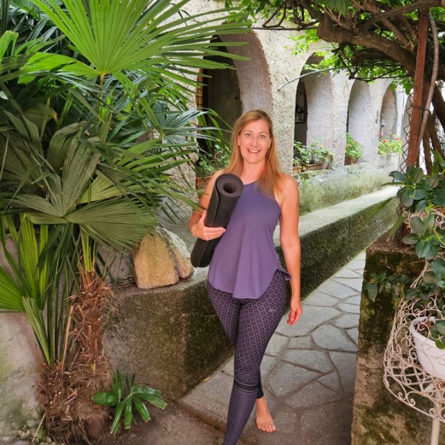 Yoga-Trainerin Bianca mit Yoga Matte
