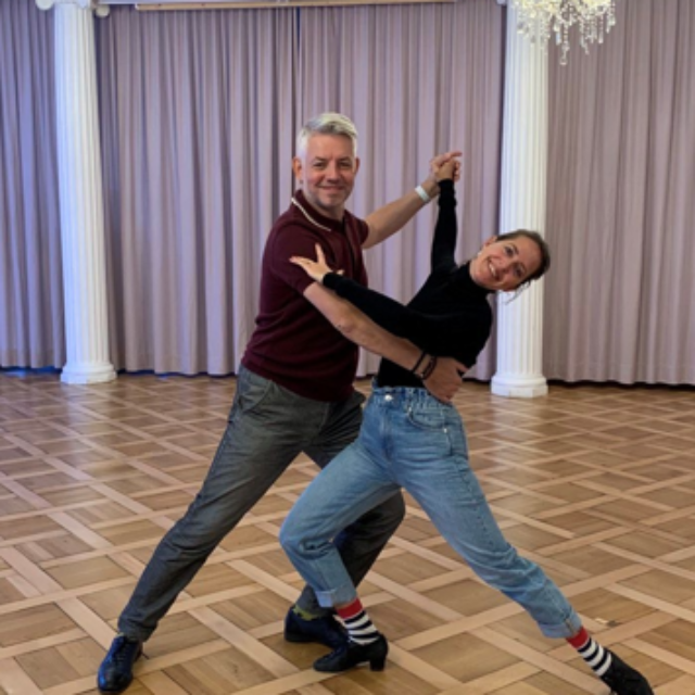 Zwei Menschen beim Tanzen 