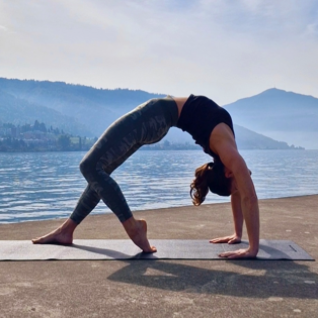 Frau macht eine Yoga Übung 