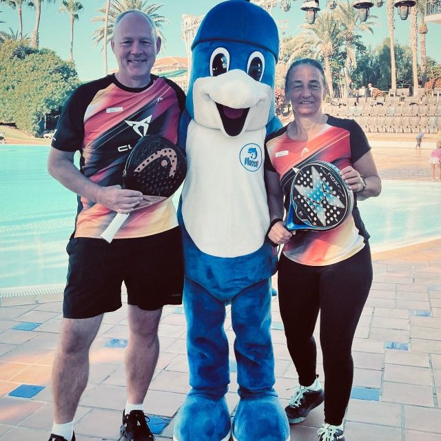 Flosse mit zwei Menschen die Padel Schläger in den Händen halten