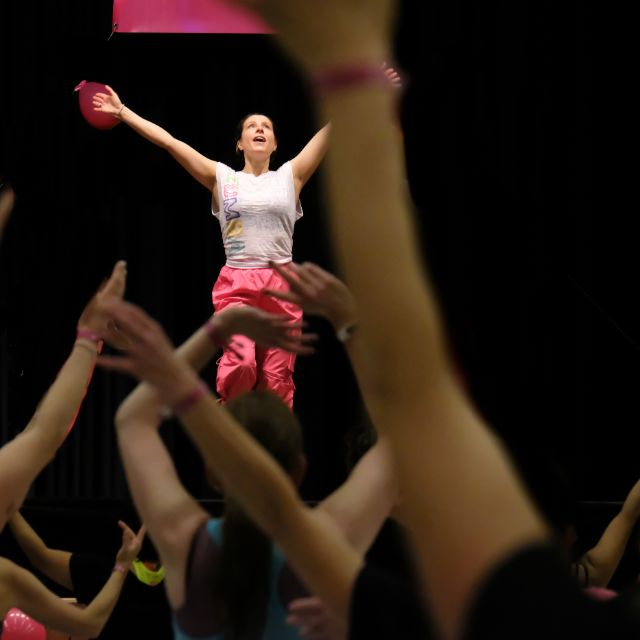 Menschen die Zumba tanzen 