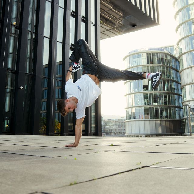 Eventtrainer Marvin macht einen Breakdance-Move
