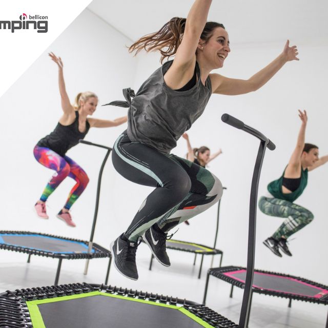 Menschen beim Jumping Fitness