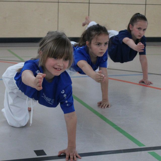 Kinder beim Karate 
