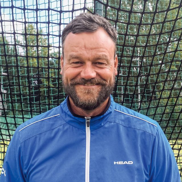 Tennisspieler blickt in die Kamera und lächelt