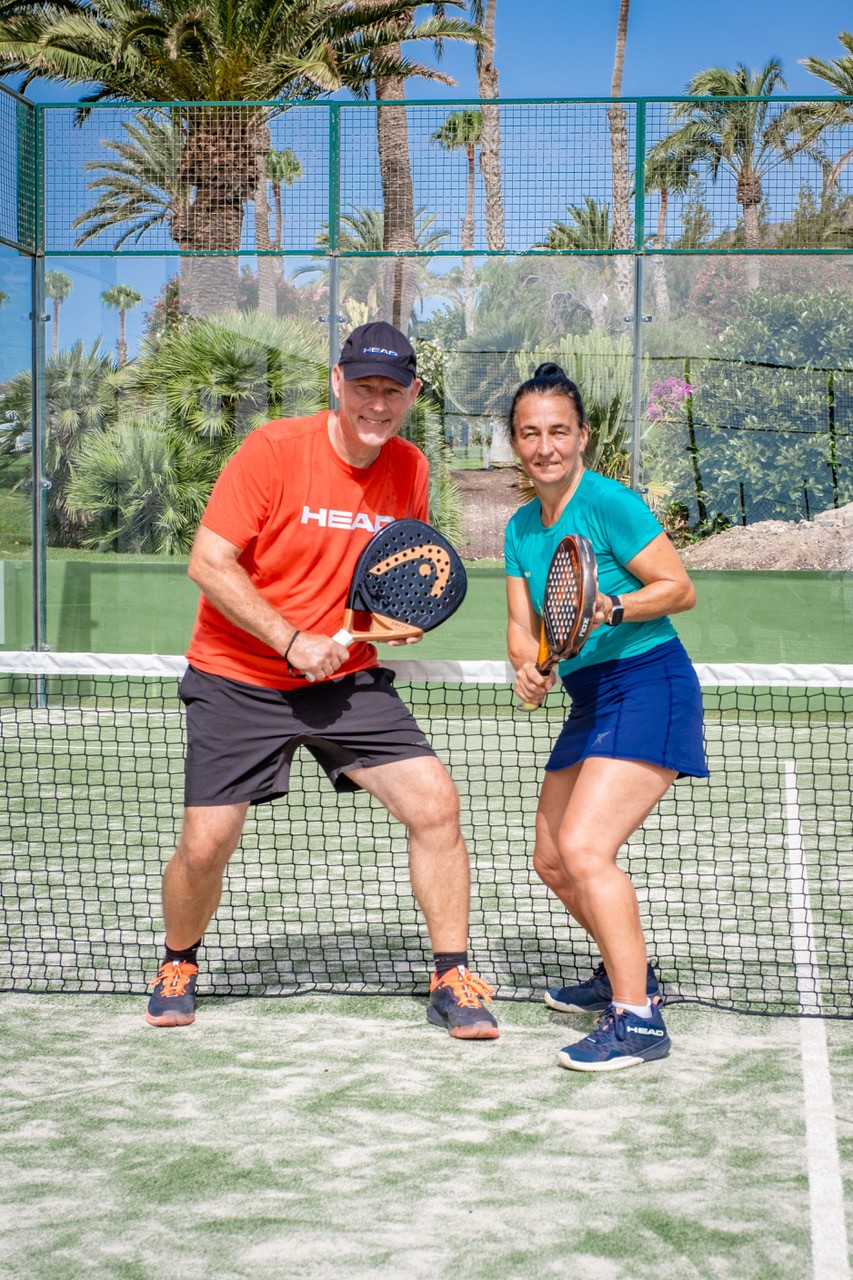 Zwei Personen schauen in die Kamera mit Padel Schläger